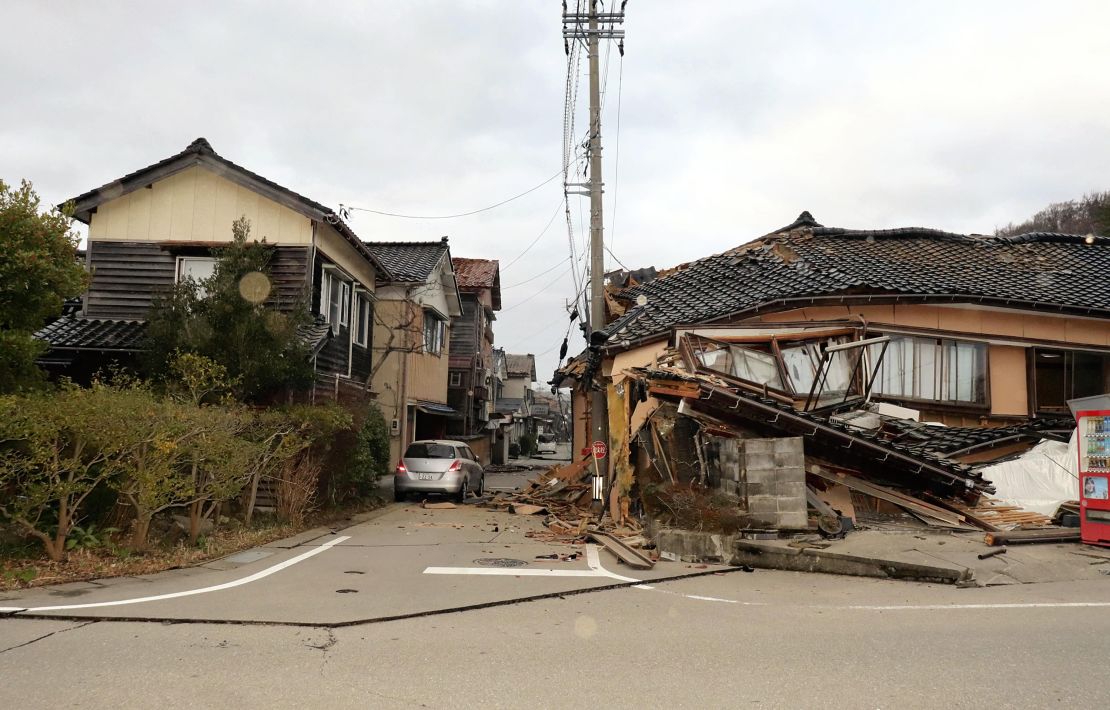 Edificios y otras cosas se derrumban debido al terremoto en la ciudad de Wajima, prefectura de Ishikawa, el 1 de enero de 2024.