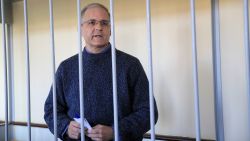 El ex marino estadounidense Paul Whelan, detenido y acusado de espionaje, se encuentra dentro de la jaula de un acusado antes de una audiencia judicial en Moscú, Rusia, el 23 de agosto de 2019. REUTERS/Tatyana Makeyeva